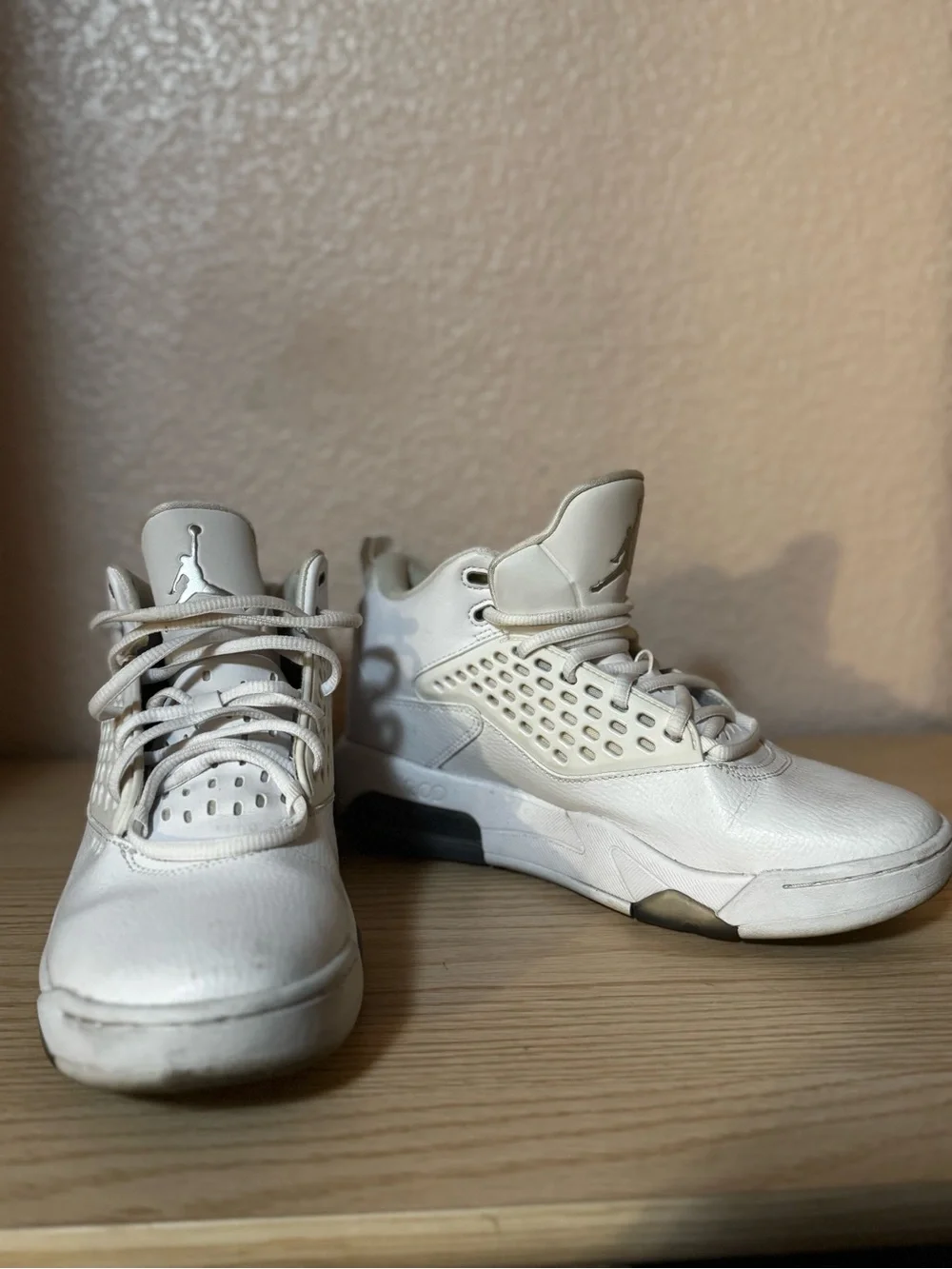 Jordan clean white